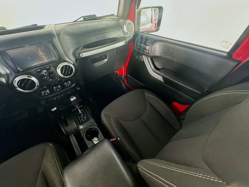 Used 2016 Jeep Wrangler Unlimited Sahara w/ Connectivity Group image 11