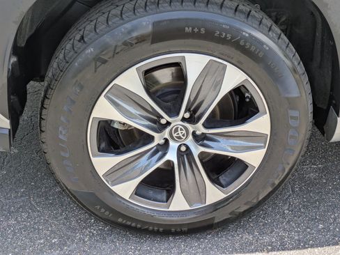 Used 2021 Toyota Highlander XLE FWD image 9