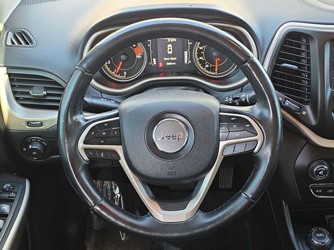 Used 2018 Jeep Cherokee Latitude w/ Cold Weather Group image 19