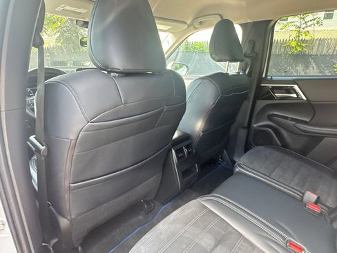 Used 2024 Mitsubishi Outlander 4WD Plug-In Hybrid image 18