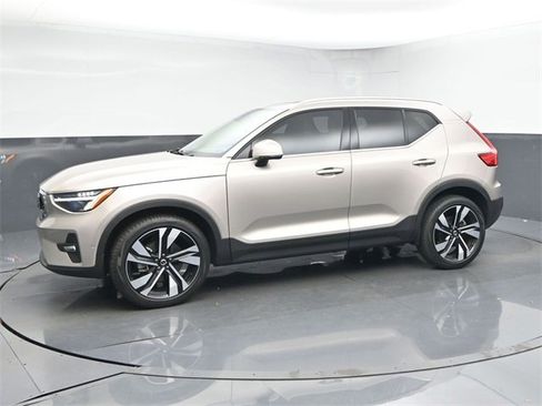 Used 2024 Volvo XC40 B5 Plus w/ Protection Package Premier image 4
