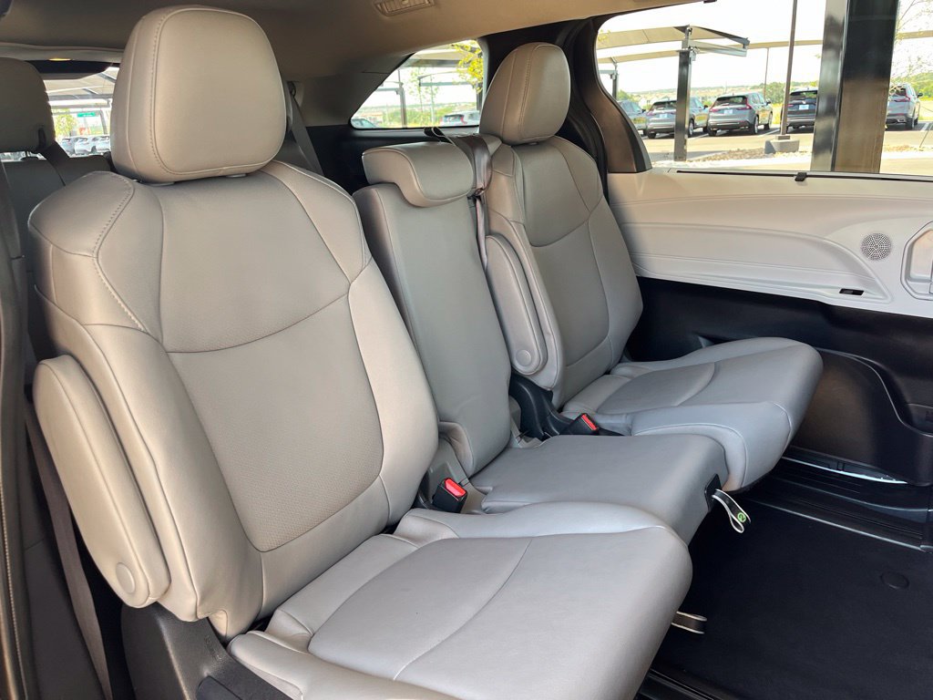 Used 2025 Toyota Sienna XLE FWD image 27