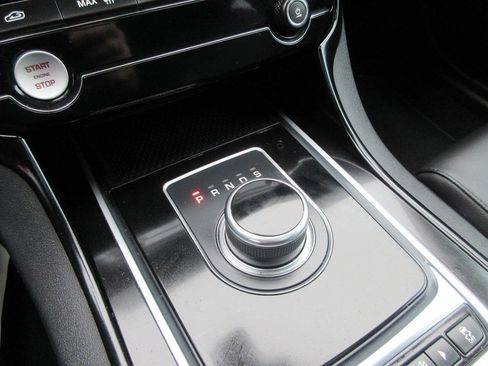 Used 2017 Jaguar XE Premium image 24