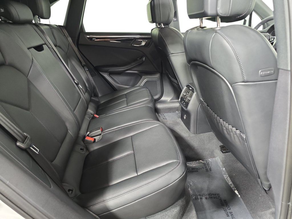Certified 2026 Porsche Macan AWD/4WD image 26