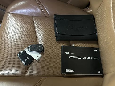 Used 2016 Cadillac Escalade Platinum image 39