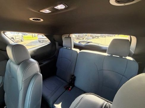 Used 2022 Buick Enclave Essence w/ Sport Touring Edition FWD image 17