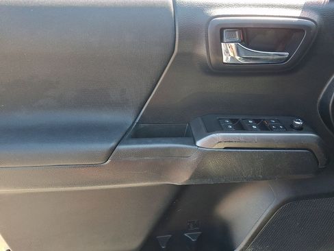 Used 2018 Toyota Tacoma TRD Sport RWD image 19