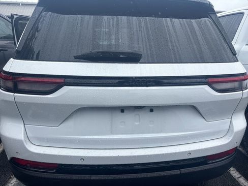 Used 2022 Jeep Grand Cherokee Altitude image 3