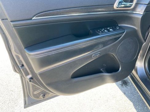 Used 2017 Jeep Grand Cherokee Limited AWD/4WD image 10
