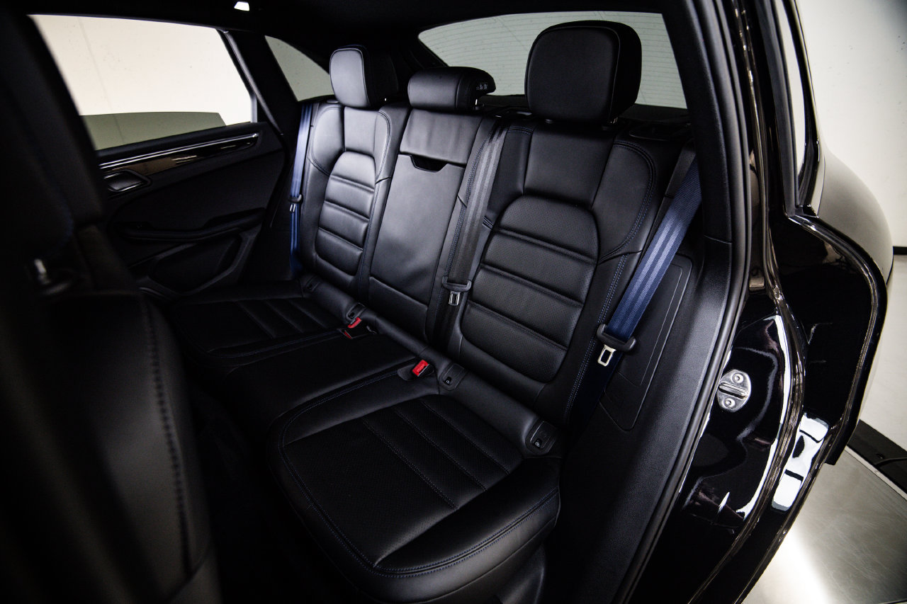 Certified 2025 Porsche Macan AWD/4WD image 24