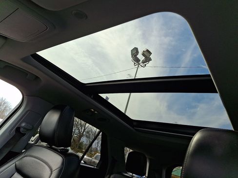 Used 2022 Ford Explorer XLT w/ Equipment Group 202A image 14