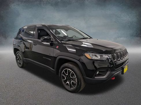 Used 2024 Jeep Compass Trailhawk AWD/4WD image 3