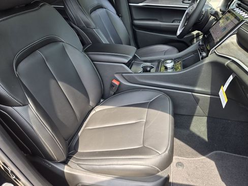 New 2025 Jeep Grand Cherokee Limited w/ Black Appearance Package image 12