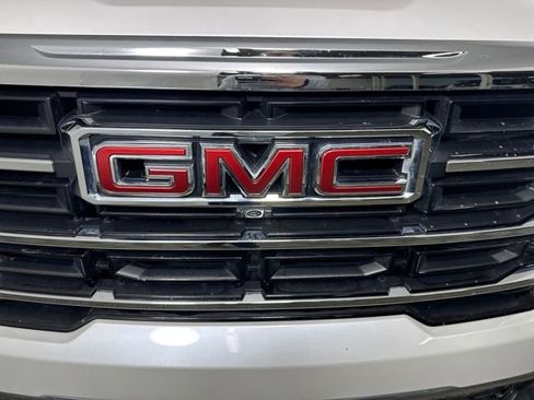 Used 2024 GMC Acadia Elevation w/ Luxury Package image 9