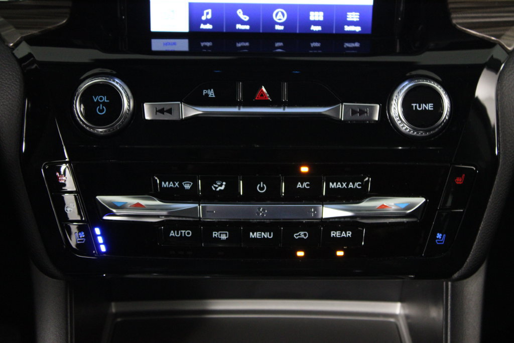 Used 2024 Ford Explorer Limited w/ Limited Technology Package RWD image 21