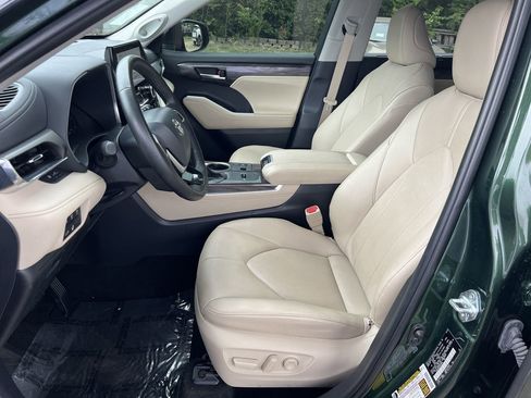 Used 2024 Toyota Highlander Limited FWD image 10