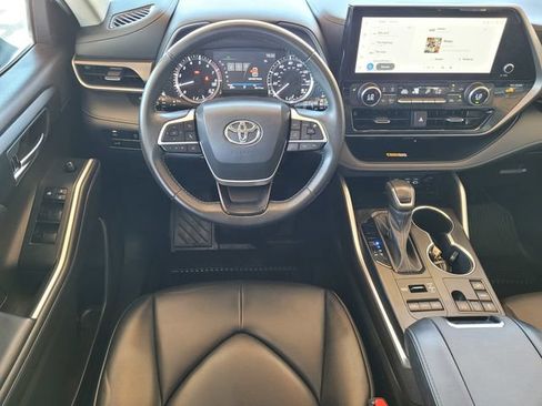 Used 2023 Toyota Highlander XLE AWD/4WD image 19