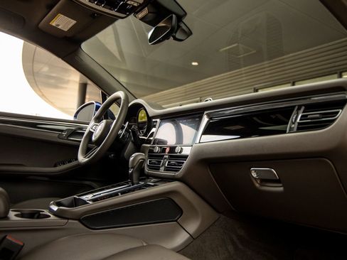 Certified 2025 Porsche Macan image 51