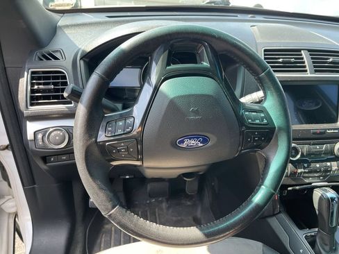 Used 2017 Ford Explorer XLT w/ Equipment Group 202A FWD image 5