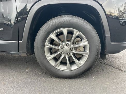 Used 2020 Jeep Cherokee Latitude Plus image 11