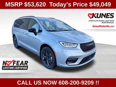 New 2026 Chrysler Pacifica Select w/ S Appearance Package