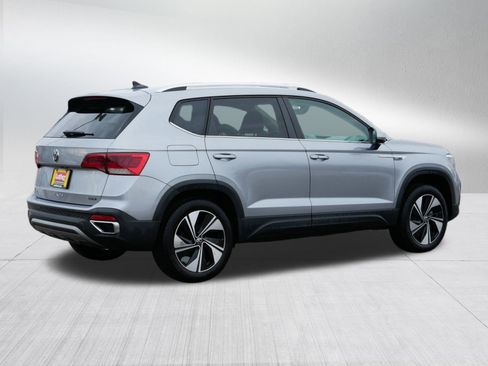 Used 2024 Volkswagen Taos SE w/ Panoramic Sunroof Package image 7