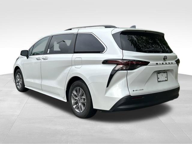 Used 2026 Toyota Sienna XLE AWD/4WD image 3