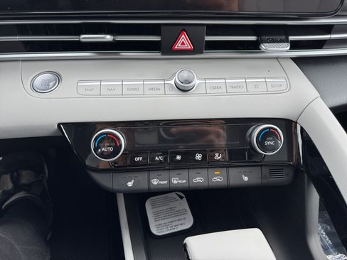 New 2025 Hyundai Elantra Limited image 16