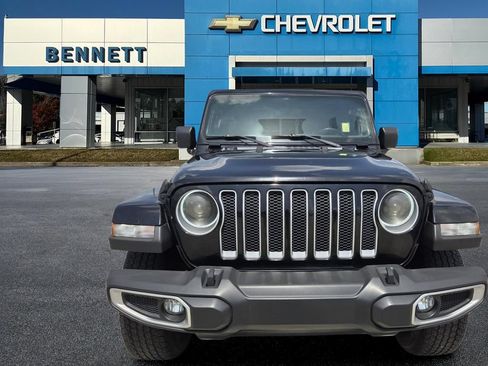 Used 2018 Jeep Wrangler Unlimited Sahara AWD/4WD image 2