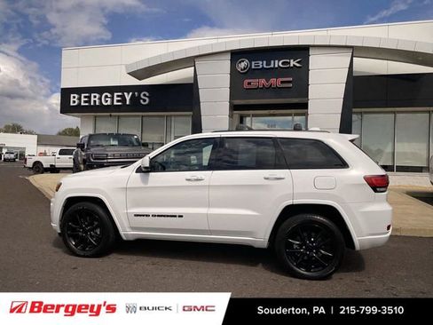 Used 2022 Jeep Grand Cherokee Laredo X AWD/4WD image 23