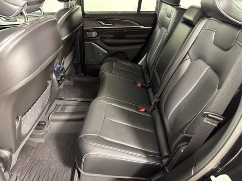 Used 2022 Jeep Grand Cherokee Overland w/ Luxury Tech Group IV AWD/4WD image 23