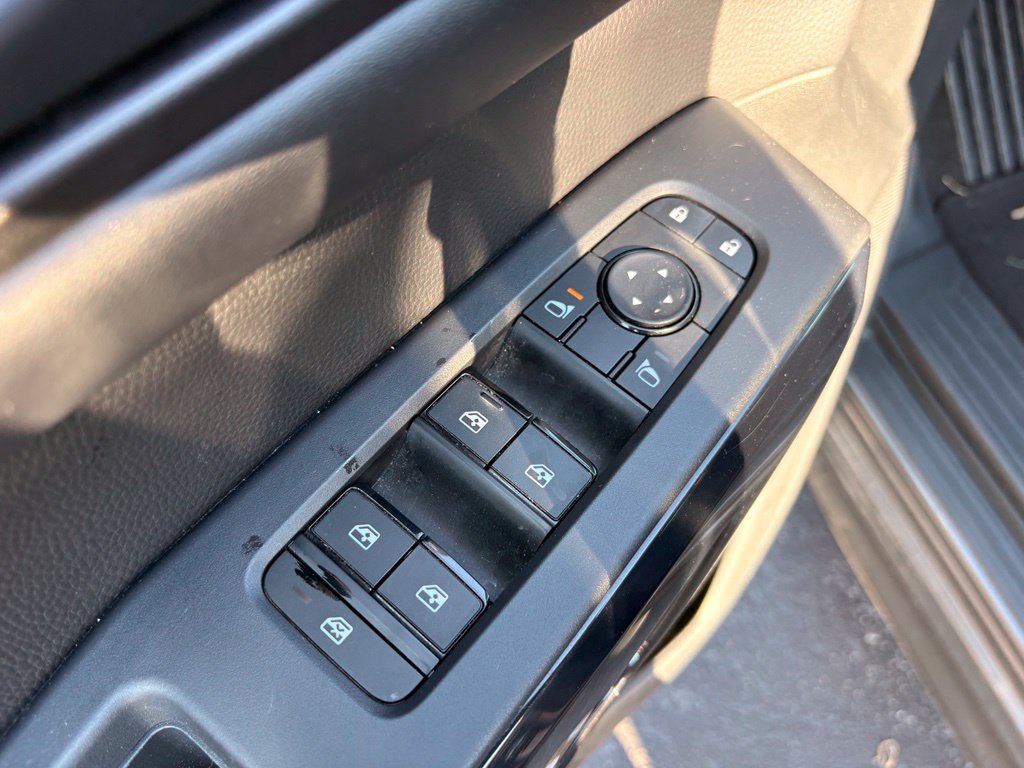 Used 2025 Nissan Pathfinder SV FWD image 12