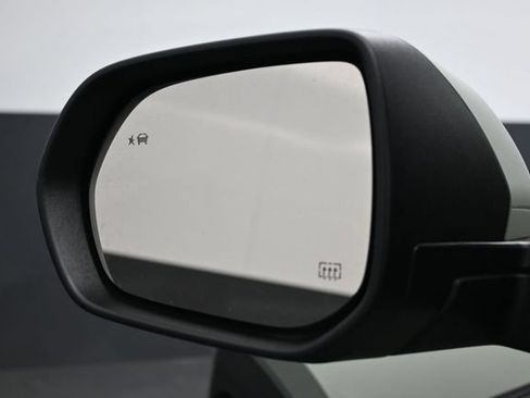 Used 2025 Chevrolet Equinox ACTIV w/ Safety and Technology Package FWD image 5