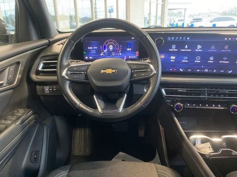 Used 2025 Chevrolet Traverse LT FWD image 17