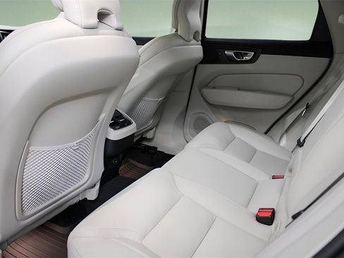 Certified 2025 Volvo XC60 B5 Ultra w/ Climate Package image 23