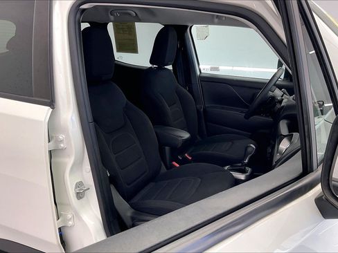 Used 2022 Jeep Renegade Latitude AWD/4WD image 6