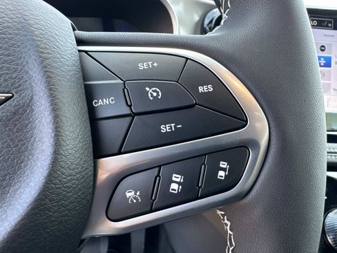 New 2025 Chrysler Pacifica Select FWD image 31