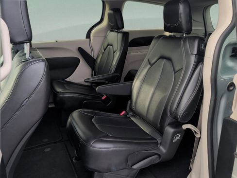 Used 2024 Chrysler Pacifica Touring-L image 36