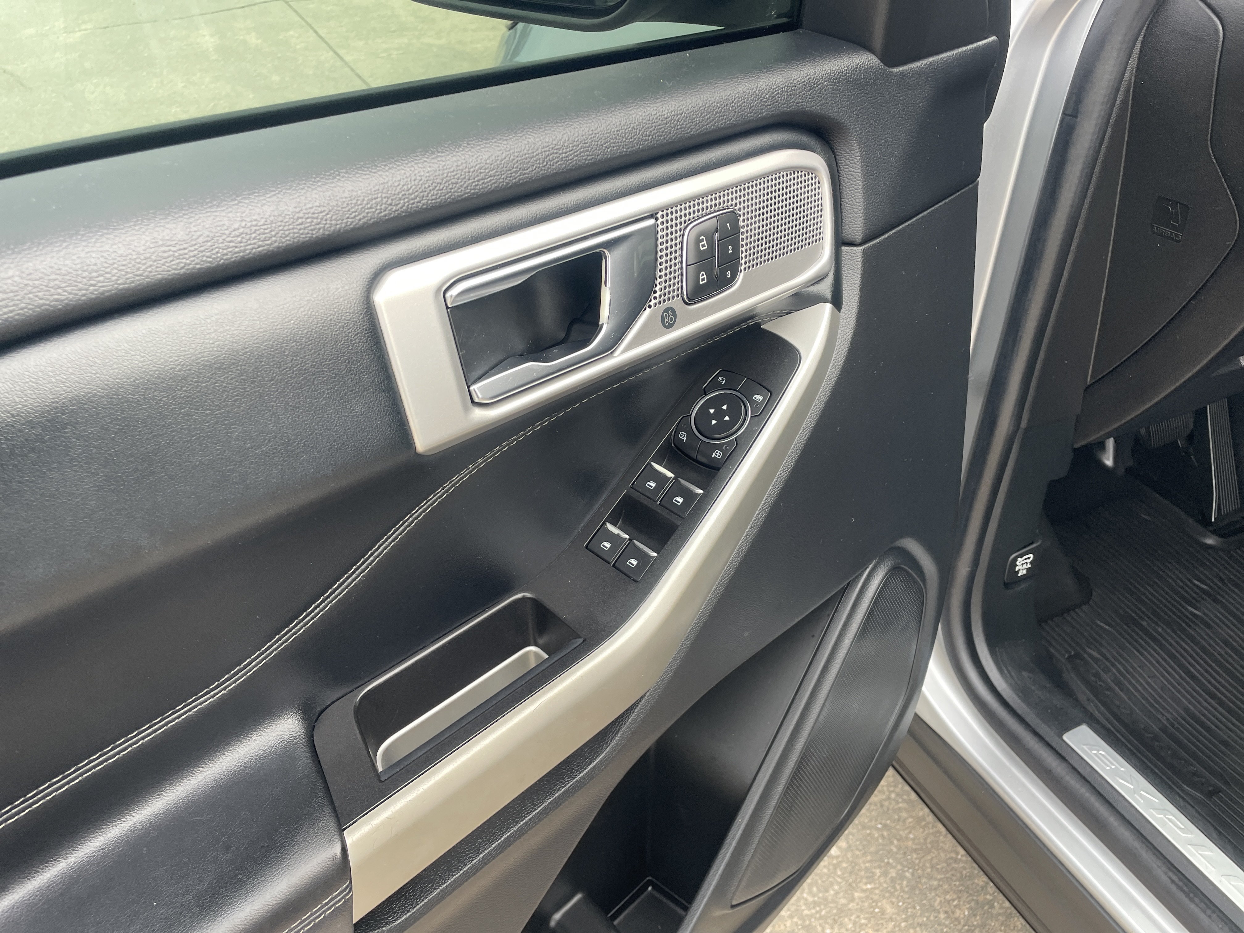 Used 2022 Ford Explorer Limited w/ Equipment Group 301A RWD image 10