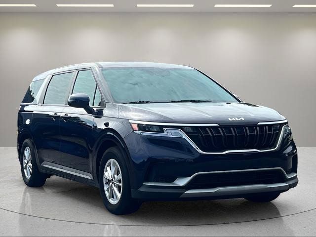 Used 2024 Kia Carnival LX FWD image 1