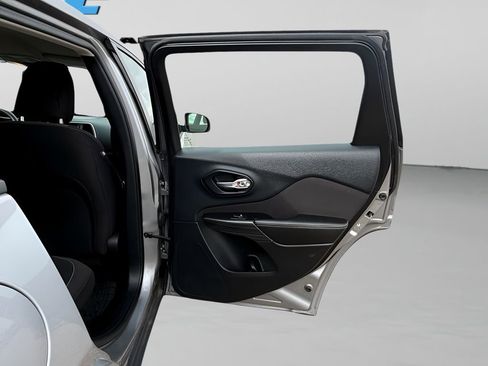 Used 2016 Jeep Cherokee Sport image 30