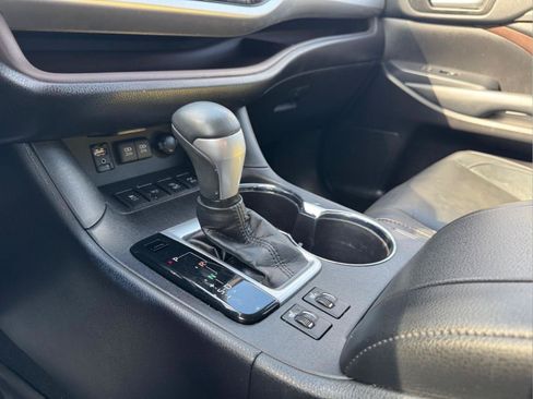 Used 2018 Toyota Highlander XLE AWD/4WD image 24