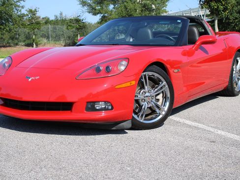 Used 2007 Chevrolet Corvette Coupe w/ Performance Package RWD image 2