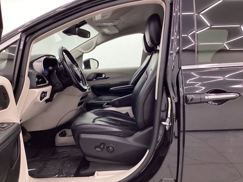 Used 2021 Chrysler Pacifica Touring-L image 14