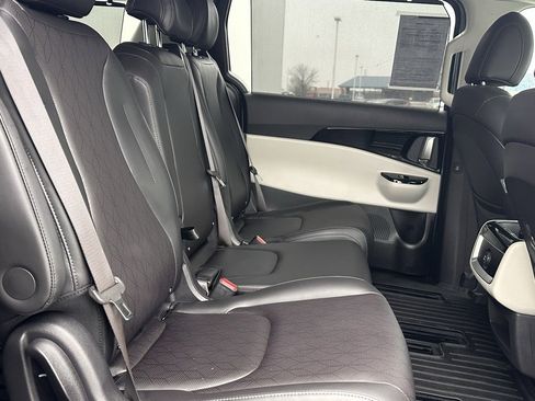 Used 2024 Kia Carnival EX image 16