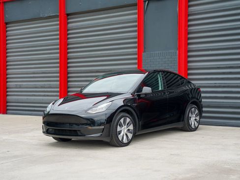 Used 2023 Tesla Model Y AWD image 1
