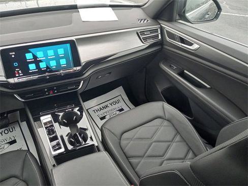 Used 2025 Volkswagen Atlas Cross Sport SE image 17