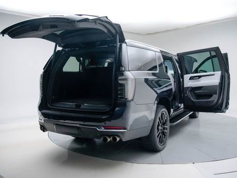 Used 2025 Chevrolet Suburban Premier image 21