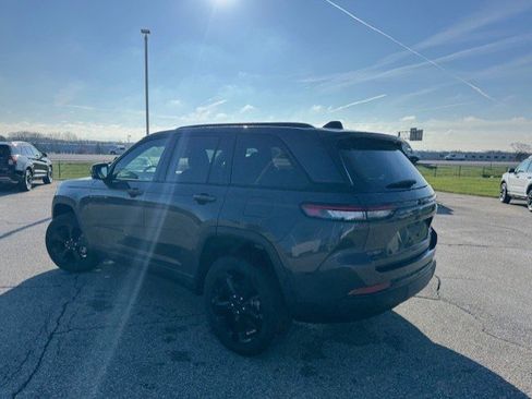 Used 2024 Jeep Grand Cherokee Limited w/ Black Appearance Package image 7