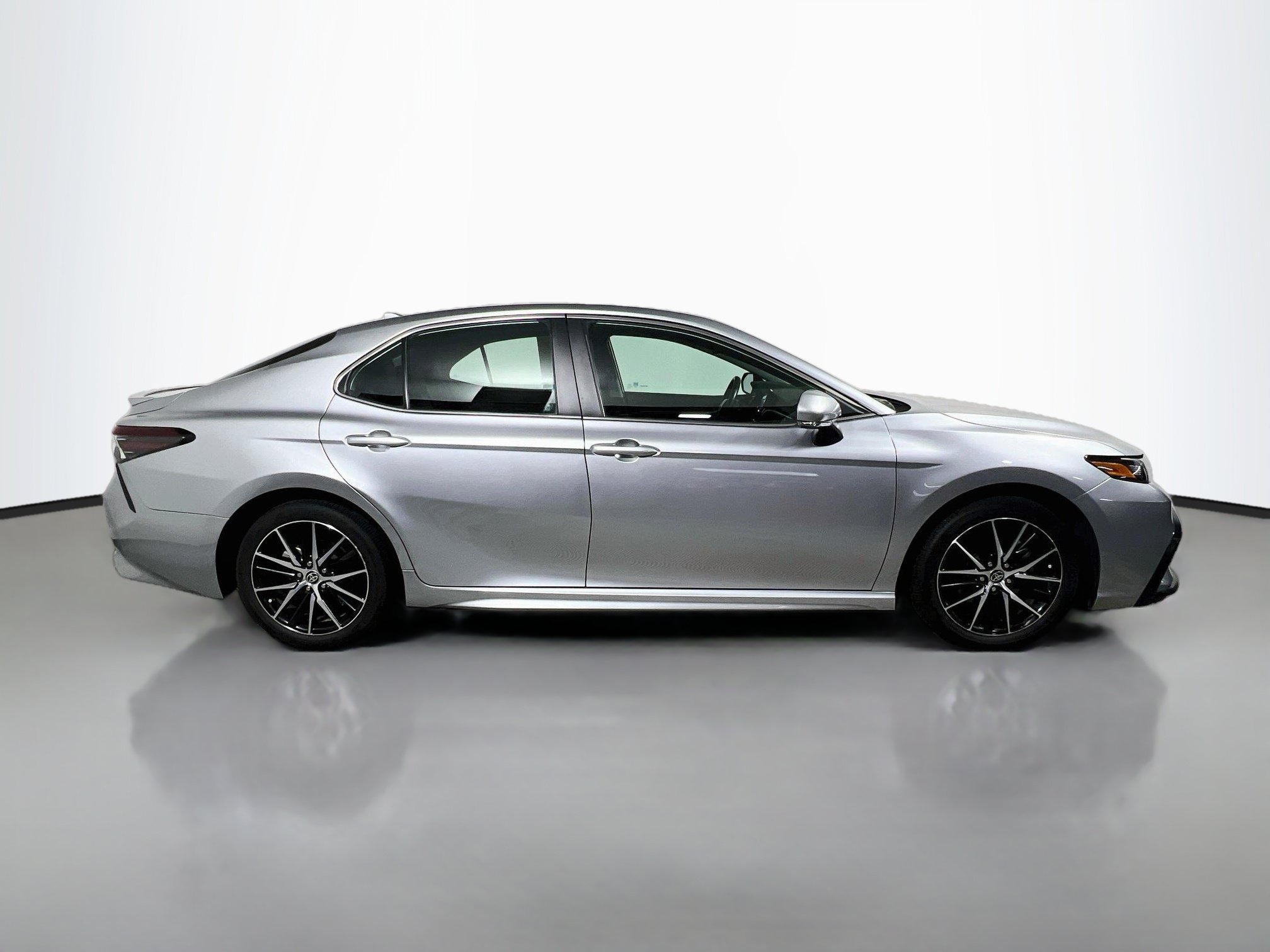 Used 2024 Toyota Camry SE w/ Convenience Package FWD image 3